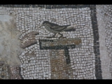 03938 ostia - regio i - insula iv - casa di bacco fanciullo (i,iv,3) - mosaik im hof - detail mitte oben re - detail - vogel - 2016.jpg